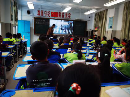 凉山州喜德县关工委联合县交通局走进城关小学组织学生观看2024年学生交通安全警示教育片
