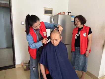 金牛区玉垒社区关工委开展 “爱在玉垒 睦邻友好”义剪志愿服务活动