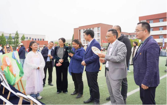 江苏省徐州经济技术开发区徐庄镇毛庄村关工委：“刺绣进校园， 锦帛弘非遗”
