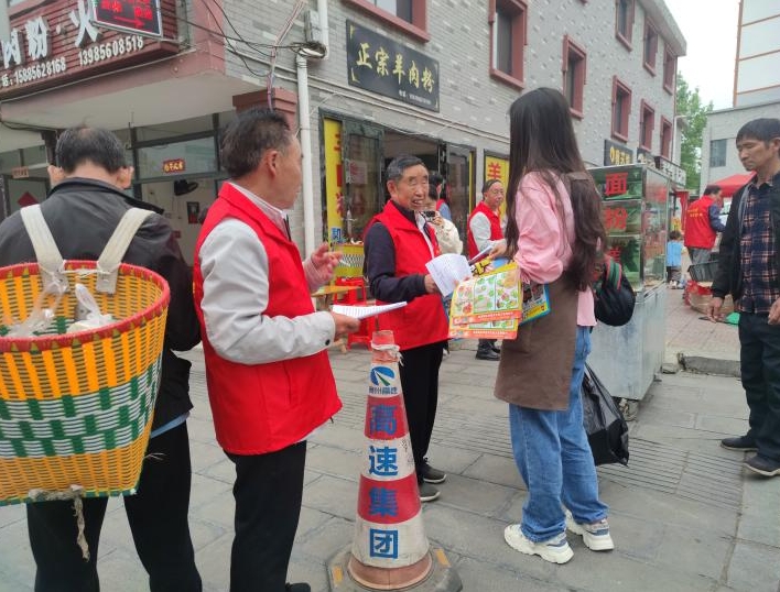 贵州省遵义市汇川区泗渡镇关工委“五老”人员开展“文明在行动·满意在贵州”宣传活动
