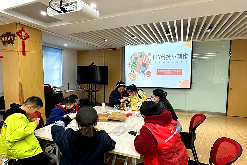 江苏省南京市玄武区紫鑫城社区关工委开展“科学启蒙——联动滚珠轨道”科技小制作活动