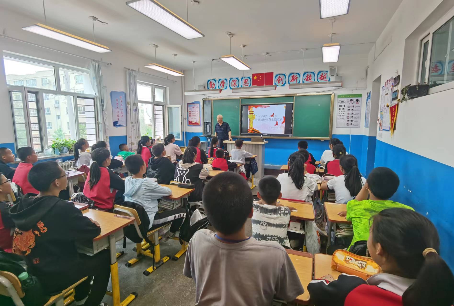 新疆兵团第五师双河市关工委进校园开展“中华魂”（毛泽东崇高精神风范）主题宣讲活动