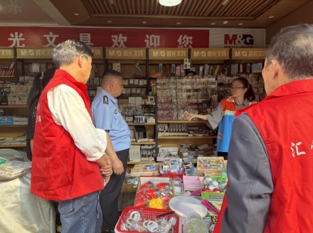 贵州省遵义市汇川区板桥镇关工委联合执法部门开展校园周边环境整治