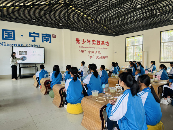 凉山州宁南县关工委携手县初级中学校开展“宁远之南 桑丝蚕语”研学实践活动