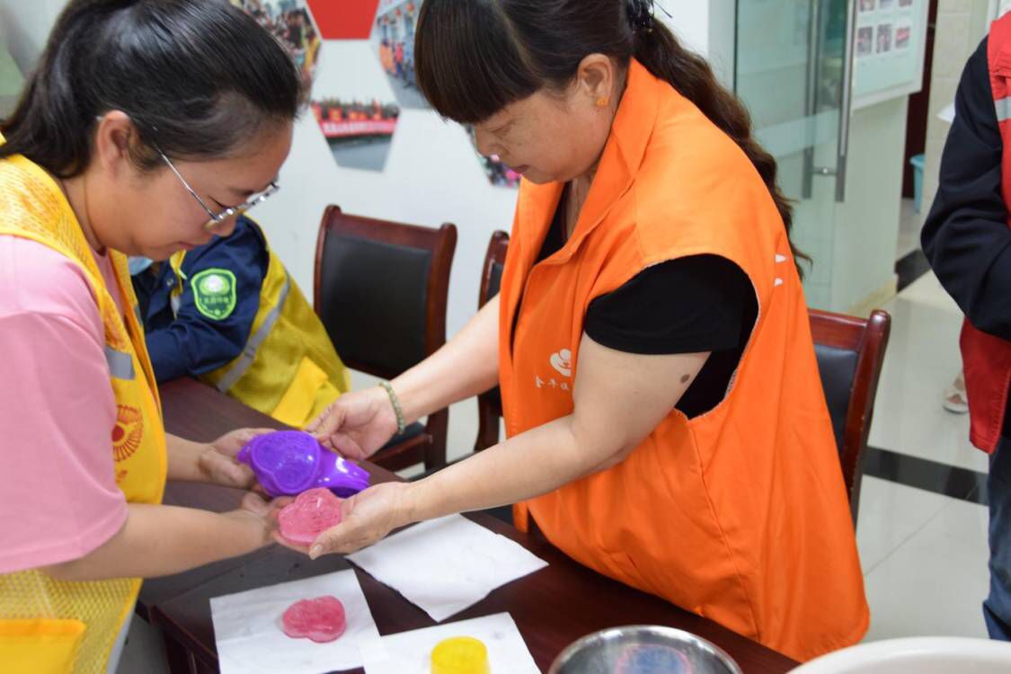 成都市金牛区凤翔社区关工委开展“以爱之名‘皂’就美好”母亲节手工活动