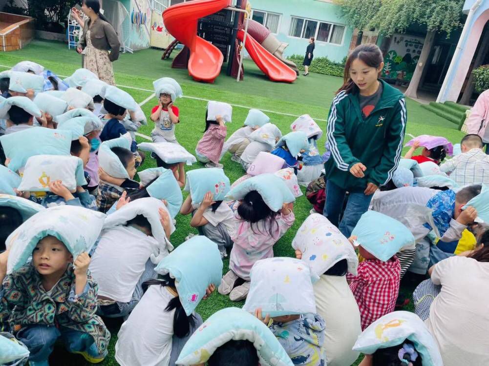 成都市金牛区光荣小区社区关工委开展防震减灾演练活动