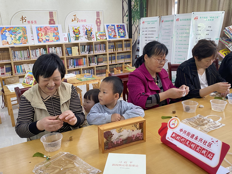 南通开发区中兴街道永兴社区关工委承办开展“感恩母爱，倾‘囊’相送”母亲节主题活动