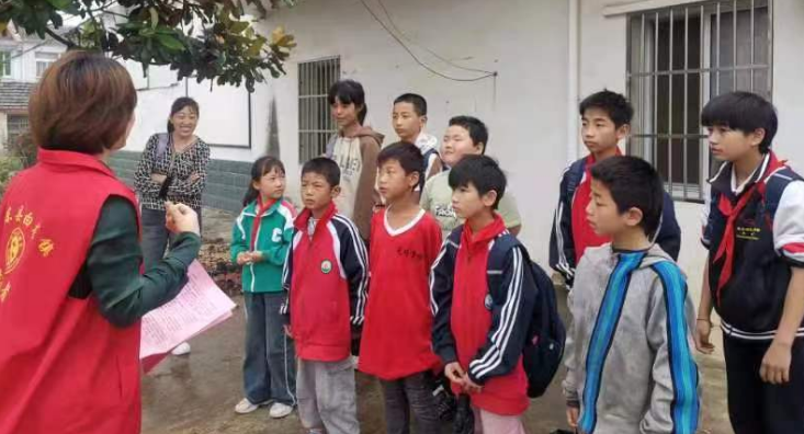 安徽省合肥市肥东县白龙镇长王社区关工委开展交通安全宣传活动