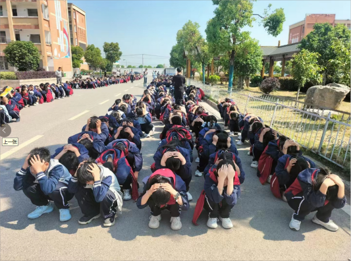 阜阳市颍上县陈桥镇三王学校关工委开展防震减灾实地演练活动