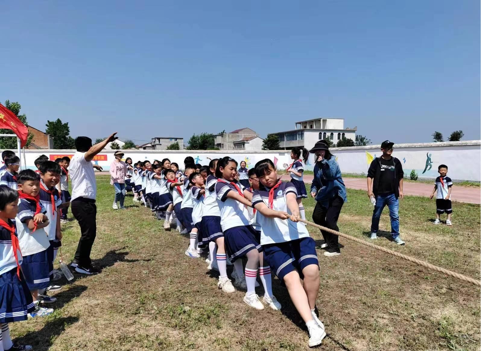 巢湖市夏阁镇西峰小学关工委举行“悦动体育助双减”运动会