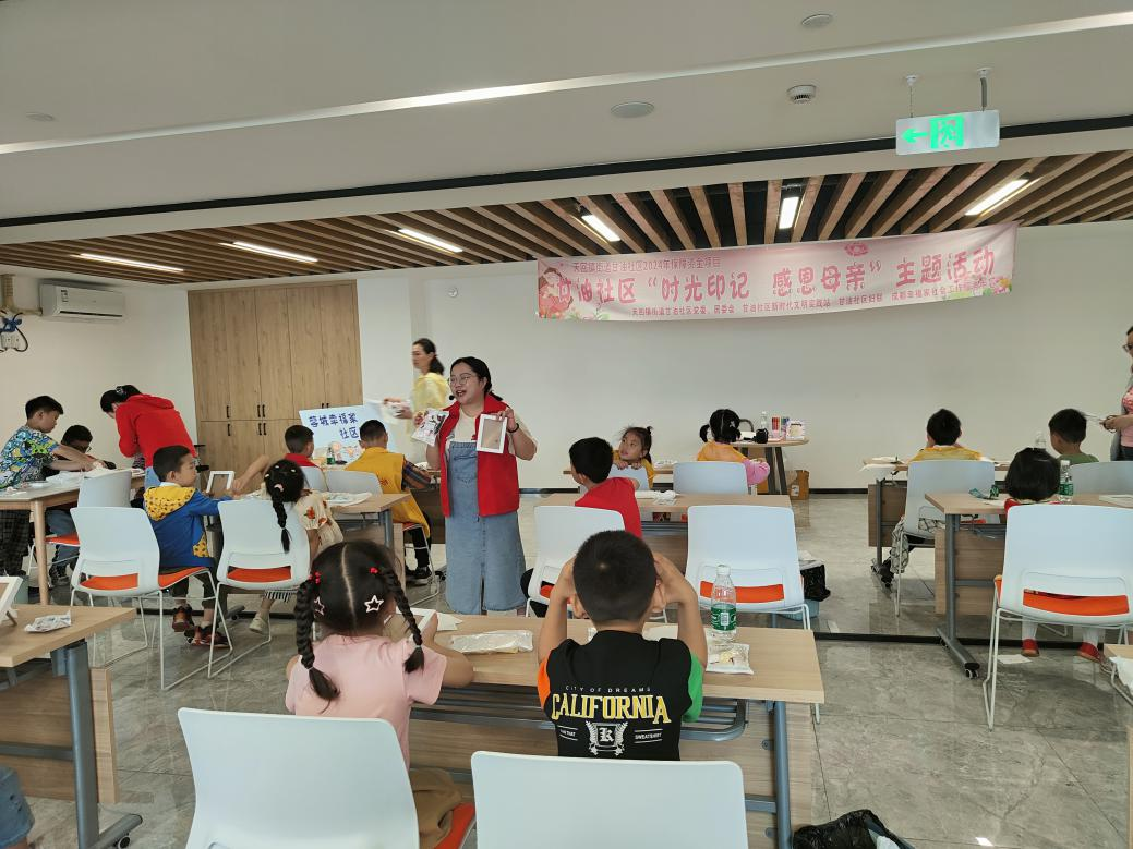 成都市金牛区甘油社区关工委开展“时光印记 感恩母亲”主题活动