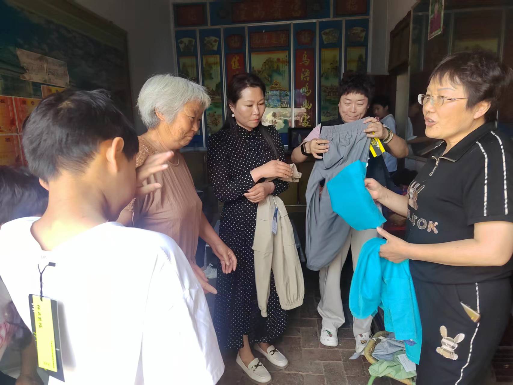 河南省南阳市桐柏县关工委联合北京淮源桐柏爱心助学基金组织、爱心人士持续开展关爱活动持续关爱困境青少年