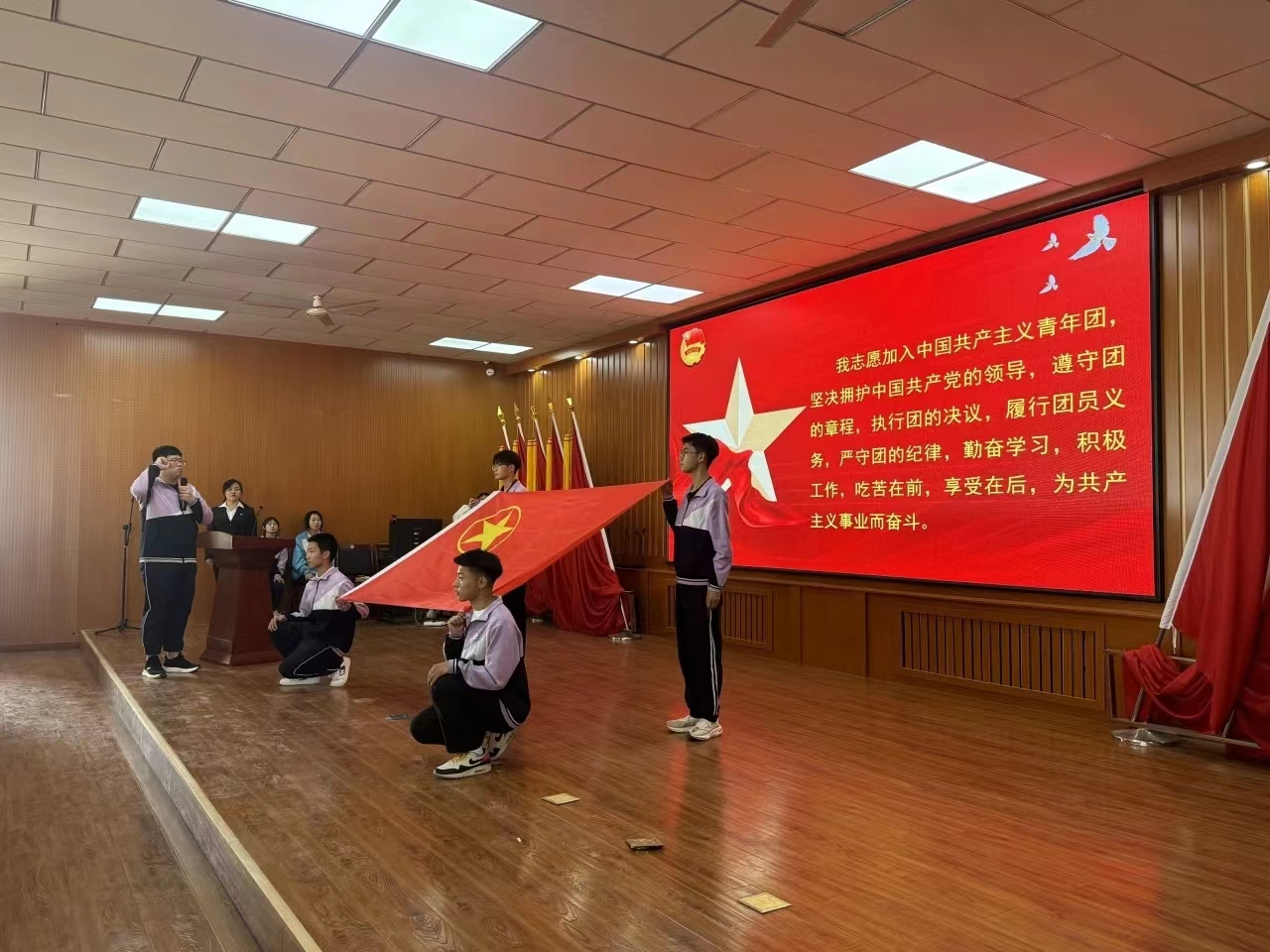 内蒙古赤峰市翁牛特旗乌丹第二中学关工委、团委举行新团员入团仪式
