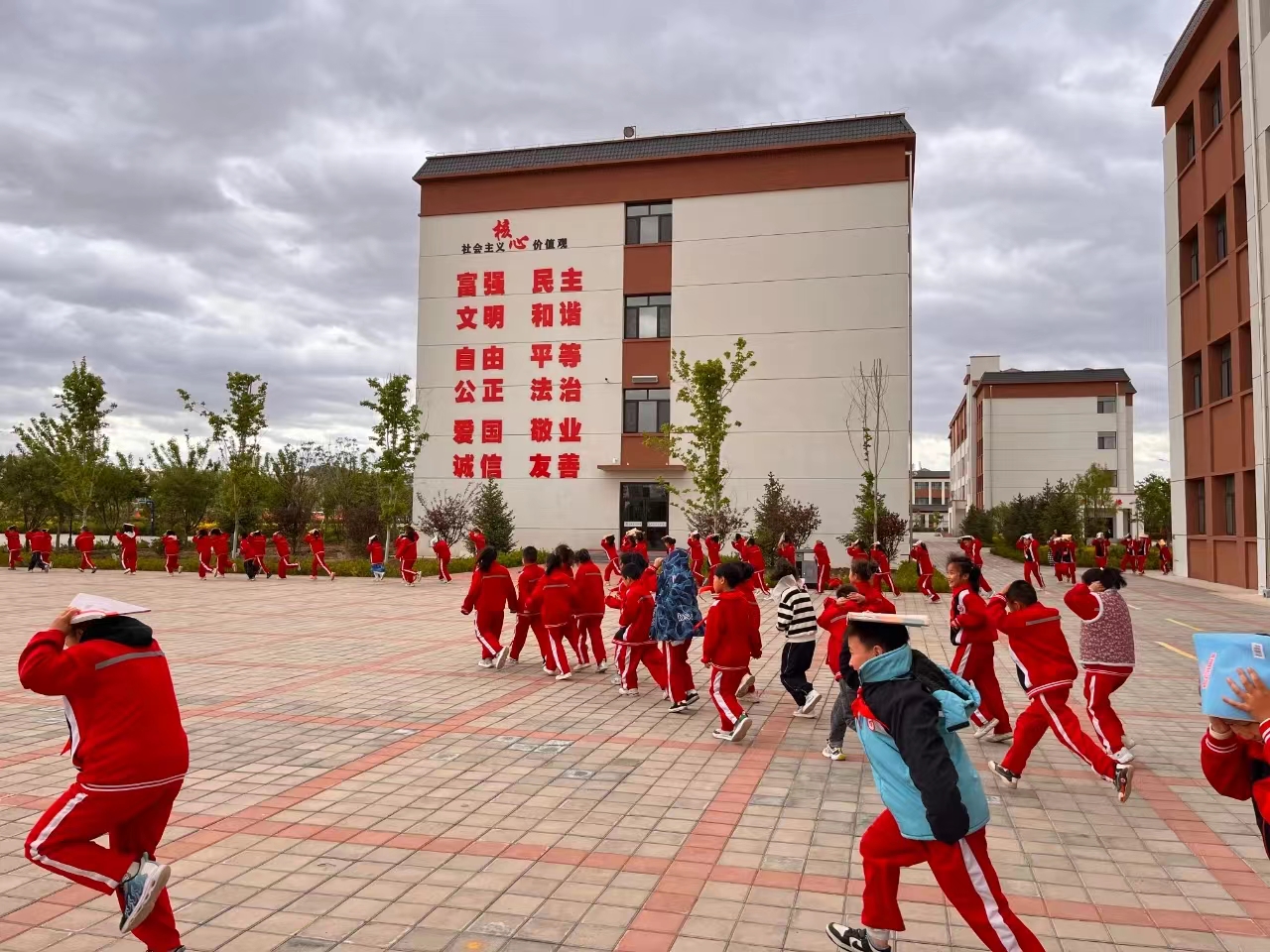 内蒙古赤峰市翁牛特旗乌丹第六小学关工委组织开展防震减灾应急疏散演练活动
