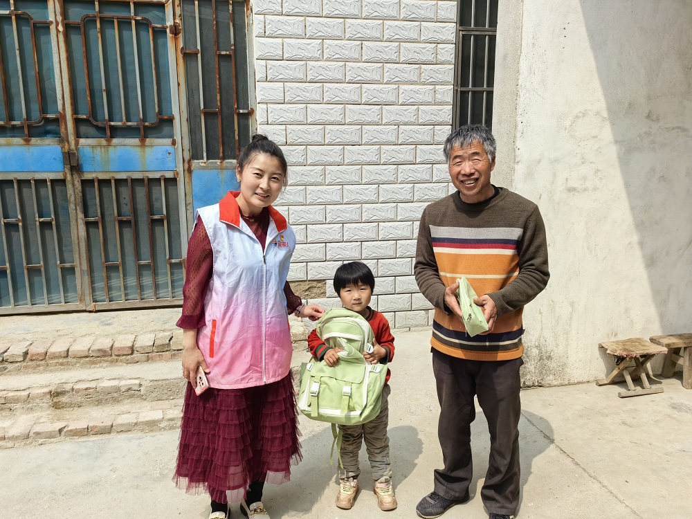 徐州经开区徐庄镇岗楼村关工委开展“圆梦微心愿 聚力暖童心”帮扶活动