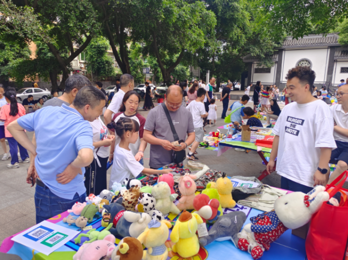 四川省成都市金牛区黄忠社区关工委举办青少年公益集市