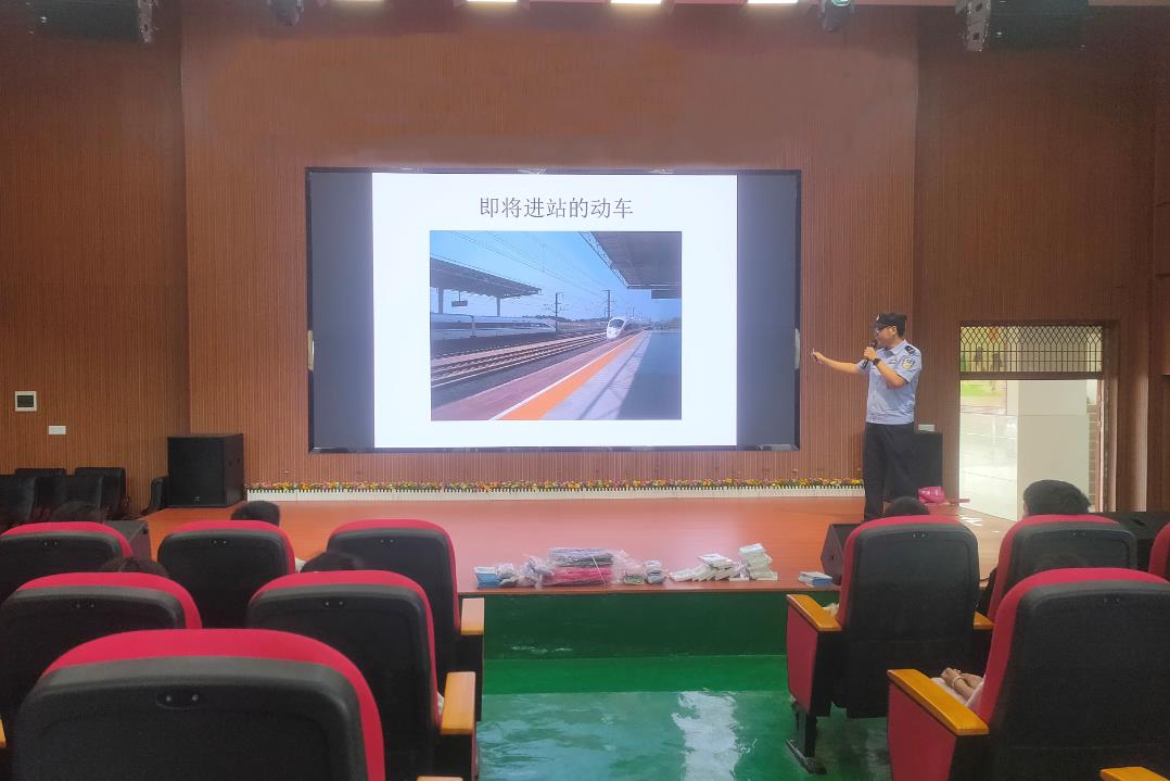 江西抚州崇仁县委政法委关工委、老年支部联合抚州铁路公安派出所等单位开展“5.26我爱路”暨法治宣传进校园集中宣传活动