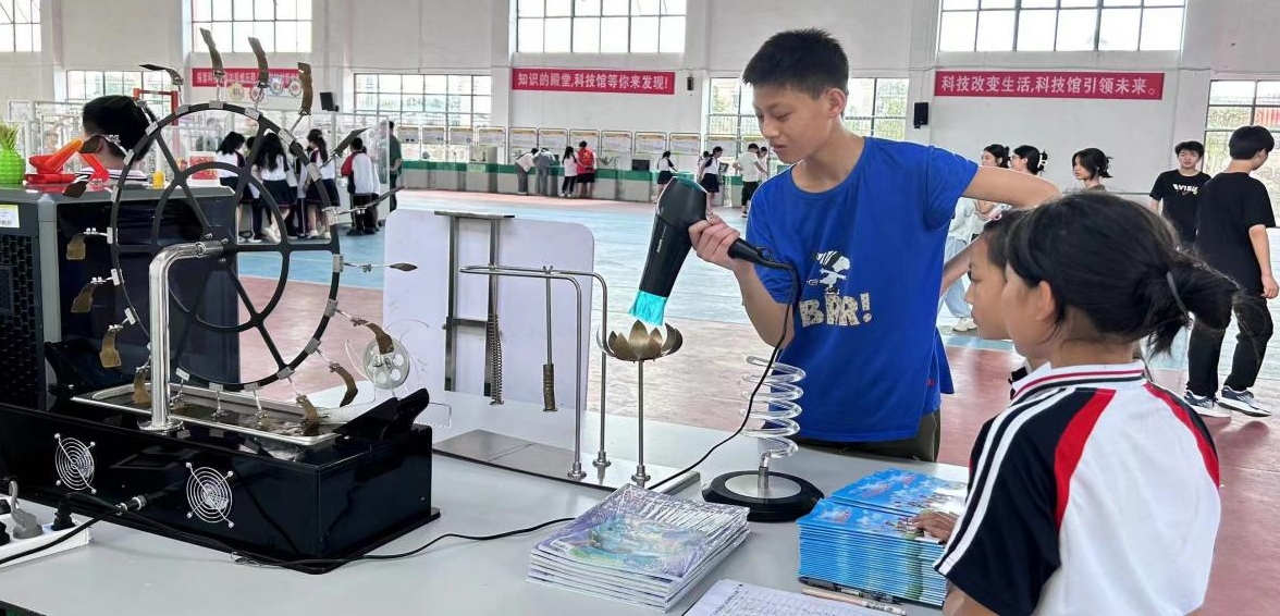 江西抚州崇仁关工委组织师生参观中国流动科技馆