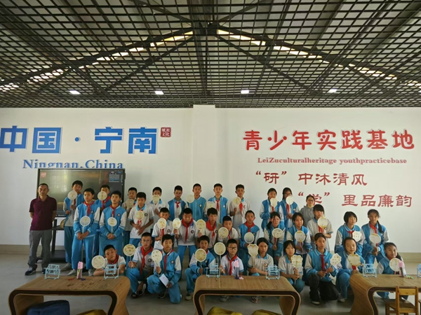 四川省凉山州宁南县关工委组织开展“品蚕桑文化 看家乡变化”青少年社会实践教育活动