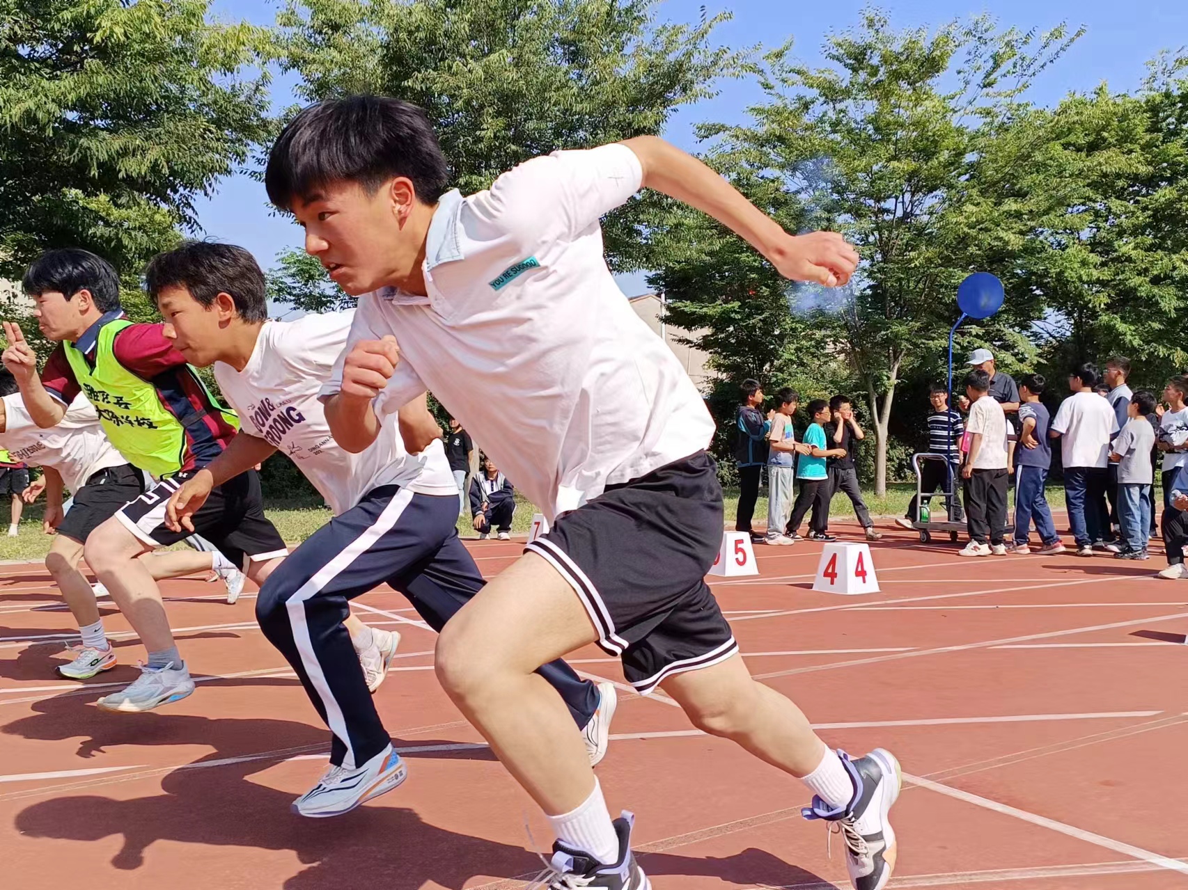 关工牵手迎夏季，青春飞扬放光彩