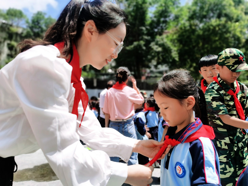 湖南省吉首市第三小学关工委举行“童心向党 ·争做新时代好少年”少先队入队仪式