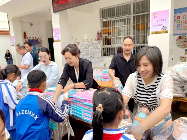 四川省凉山州宁南县关工委联合县妇联开展“少年儿童心向党 我与祖国共成长”关爱慰问活动