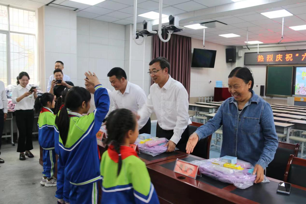 四川省凉山州喜德县委书记、关工委常务副主任等一行走进学校开展“六一”慰问活动