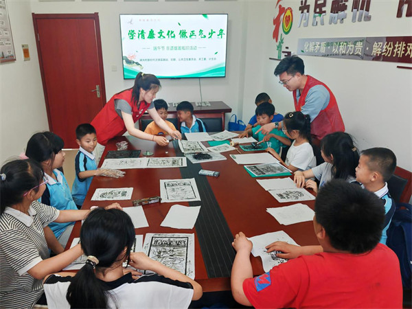 安徽省合肥市肥西县三河镇湖光村关工委组织开展“学清廉文化，做正气少年”端午节非遗版画拓印活动