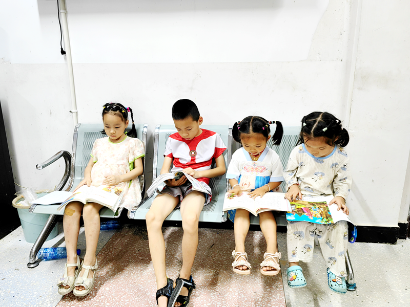 湖南省湘西土家族苗族自治州保靖县水田河镇排大方村新时代文明实践站开展爱心义诊及暑期未成年人关爱活动