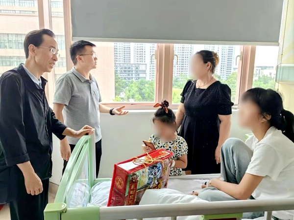 共青团宁南县委关工委携四川省青少年基金会赴华西二院看望慰问宁南籍先天性心脏病患儿