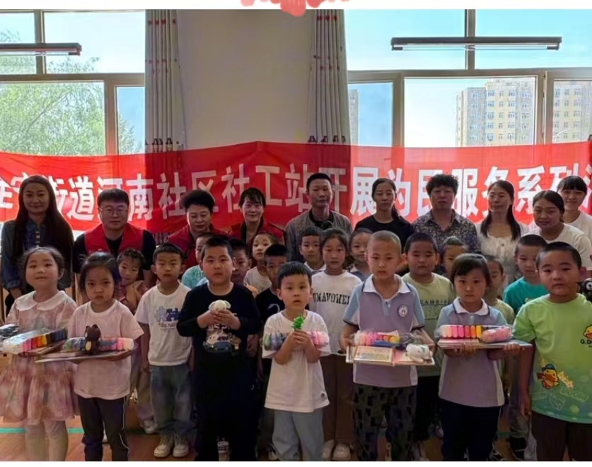 内蒙古赤峰市翁牛特旗乌丹第三幼儿园关工委联合社区开展“大手拉小手”博爱护幼活动