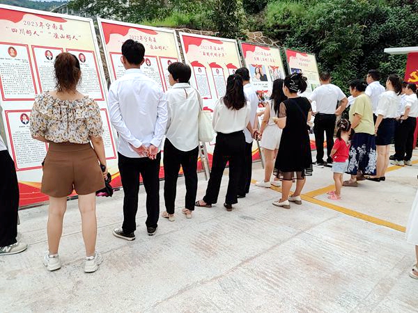 四川省凉山州宁南县白鹤滩镇关工委开展“好家风故事”展览活动