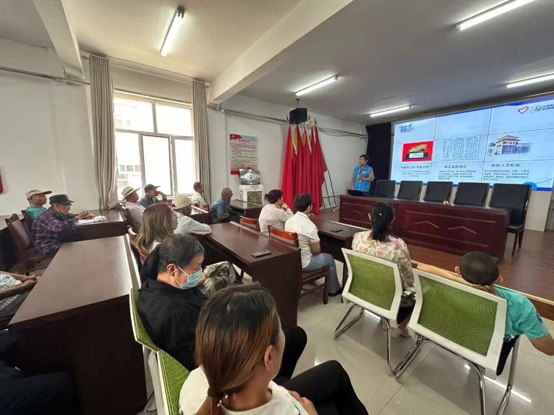 内蒙古自治区赤峰市翁牛特旗紫城街道富兴社区关工委邀请大学生宣讲“两弹一星”精神