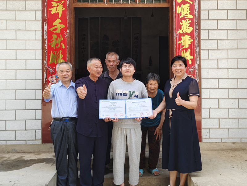 安徽歙县：中国（黄山）天赋教育城一学生喜获全国证书和奖章