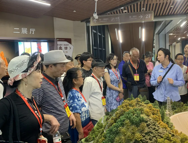 贵州省贵阳市乌当区组织“五老”参观全省经济社会高质量发展新成就