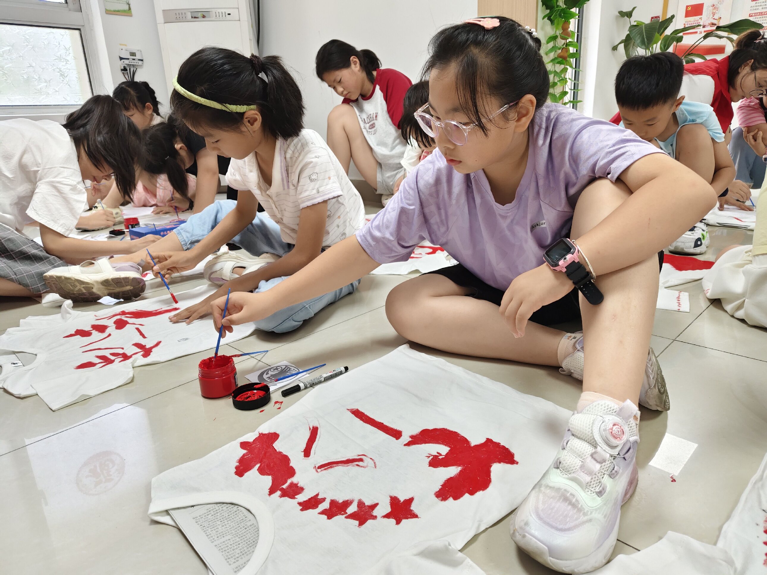安徽省合肥市包河区滨湖世纪社区清枫居委会关工委开展“献礼八一 童心致敬”主题绘画活动