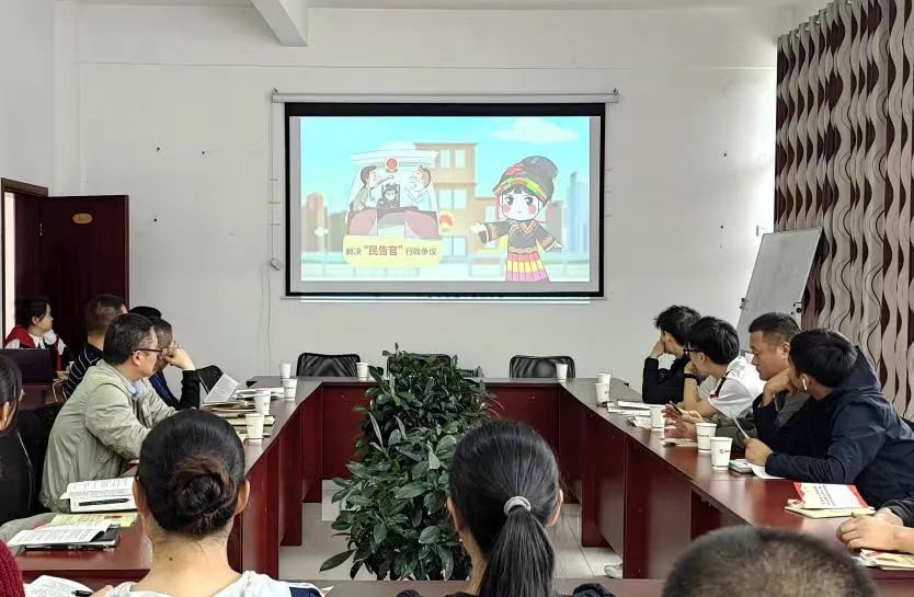 四川省凉山州甘洛县司法局关工委开展“法律进企业”宣传活动