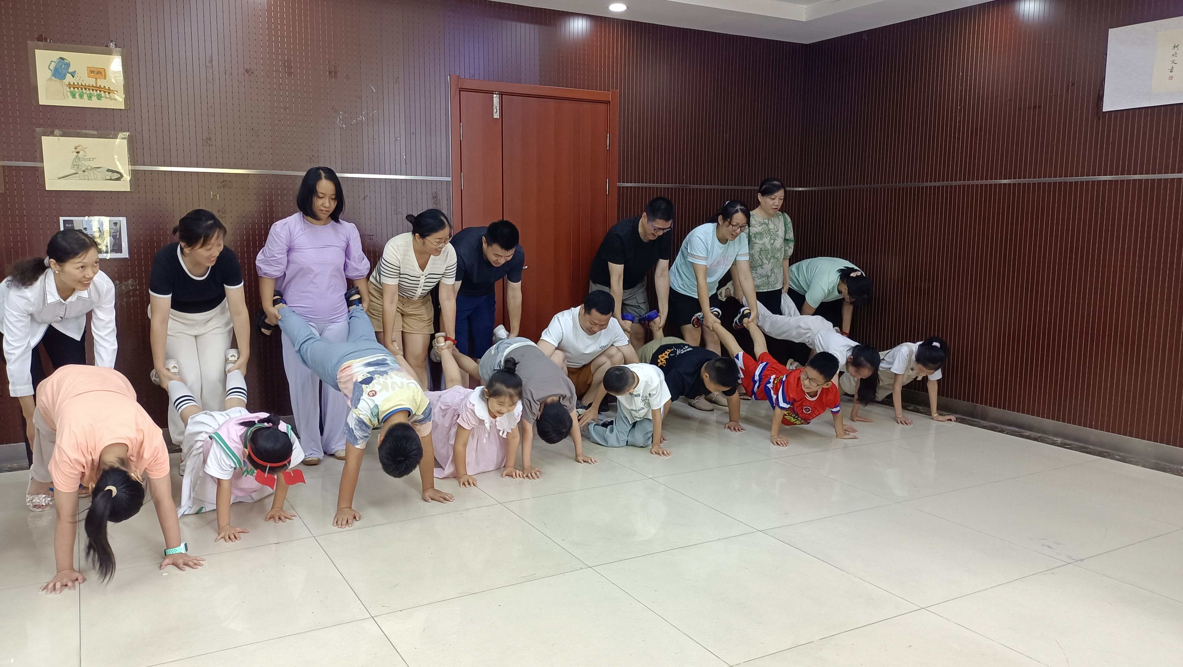 安徽省合肥市包河区烟墩街道欣园社区关工委开展“亲子体智能 提升幸福感”主题活动。