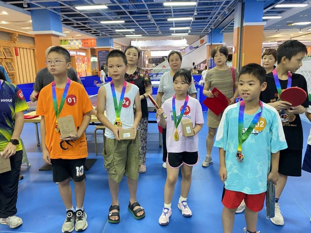 成都市金牛区银桂社区关工委举办老少乒乓球比赛