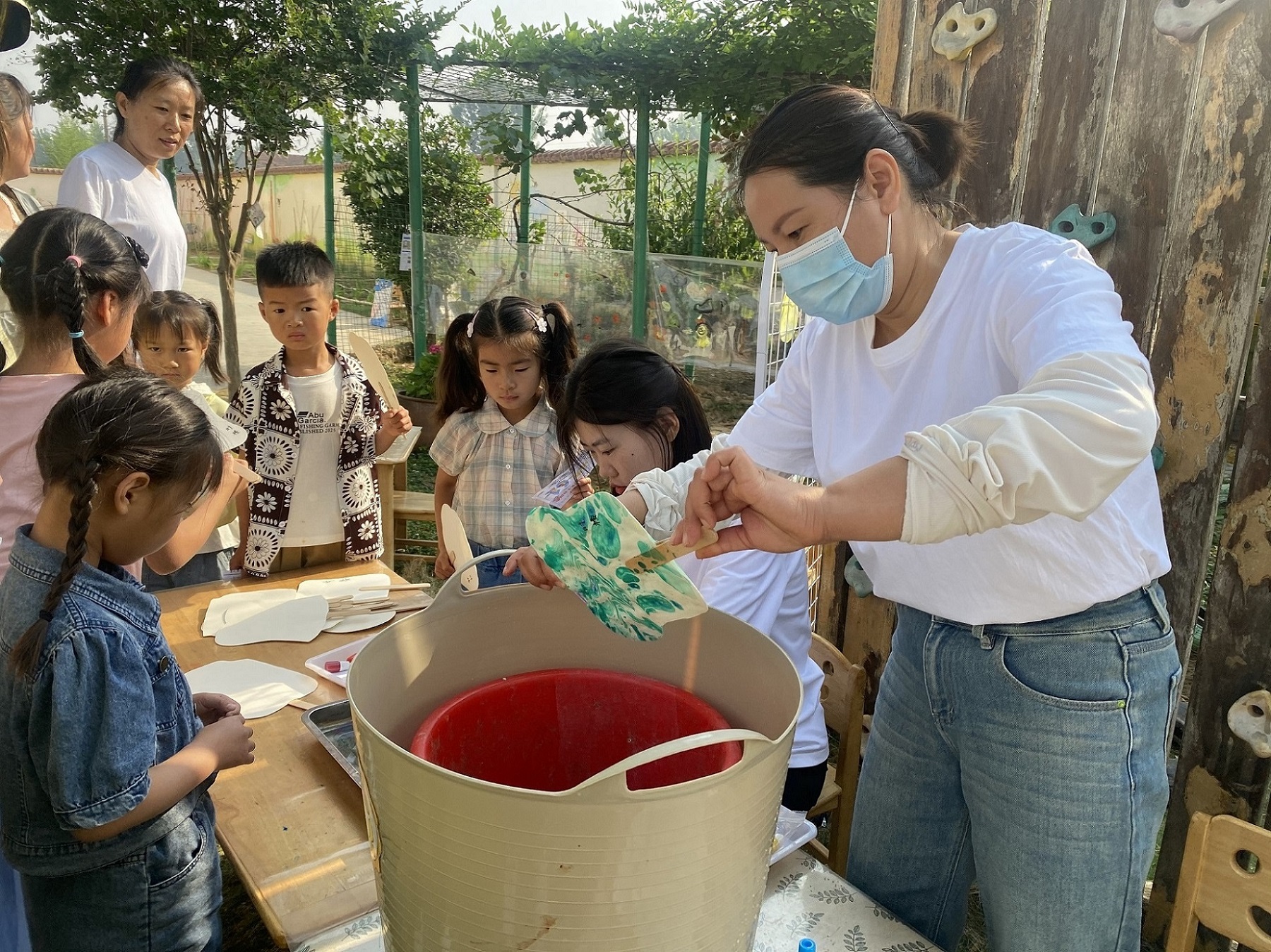 徐州经开区徐庄镇毛庄村关工委组织开展“寻味非遗 漆彩匠心”漆扇制作活动