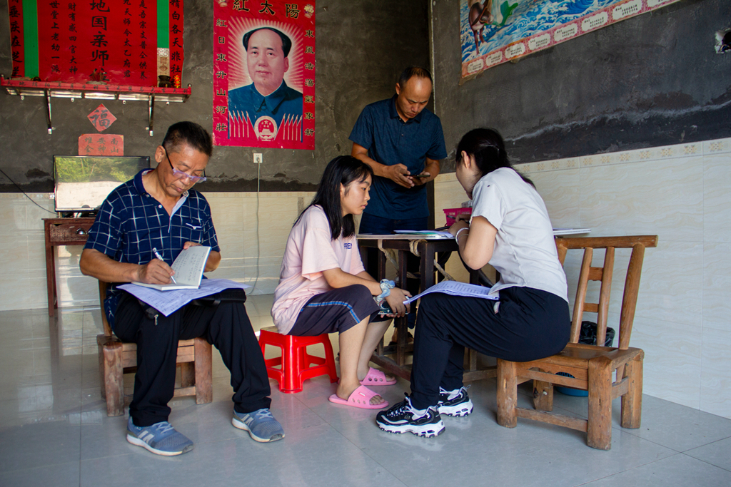 湖南省湘西土家族苗族自治州吉首市关工委：爱心铺就贫困学子求学坦途