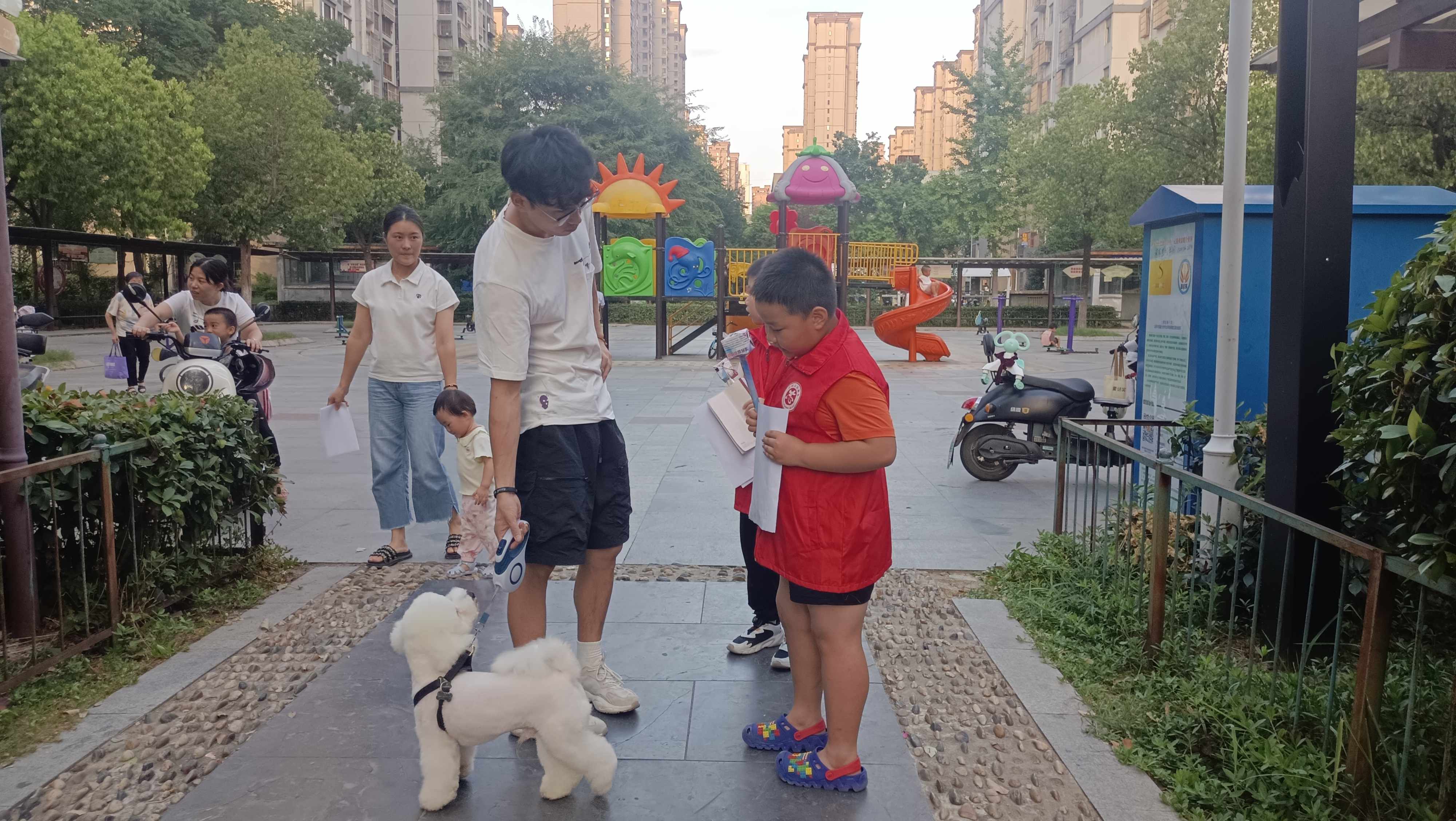 安徽省合肥市包河区烟墩街道欣园社区关工委开展“倡导文明养犬 共建和谐社区”户外采访宣传活动