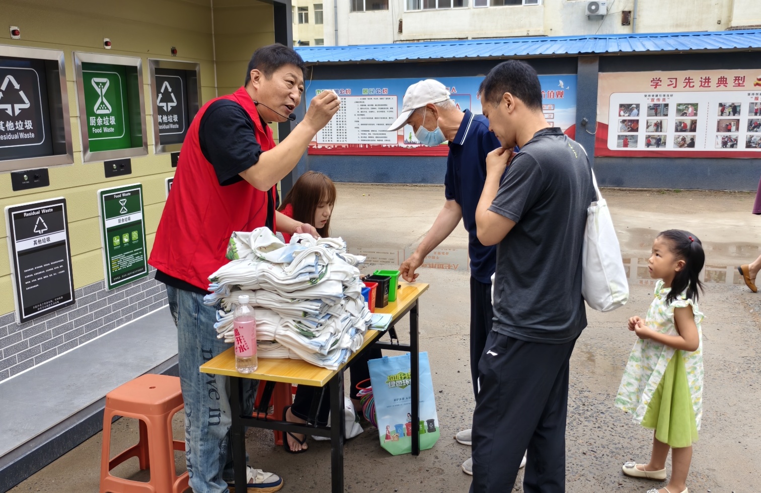 内蒙古赤峰市元宝山区东城街道银河社区关工委 开展“绿色生活伴童行”暑期垃圾分类宣传活动