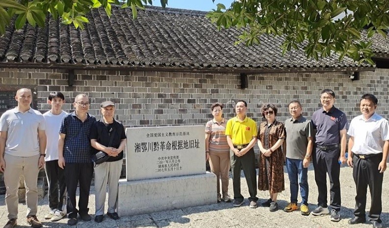 中国关心下一代健康教育基金会杨琳爱心基金团队一行到湖南省湘西自治州永顺县调研