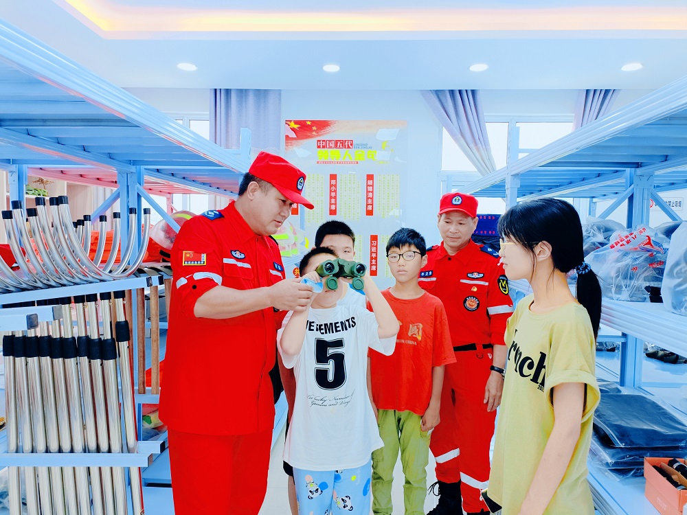 徐州经开区徐庄镇黄集村关工委组织青少年参观猎鹰应急救援队，开展应急技能实操训练