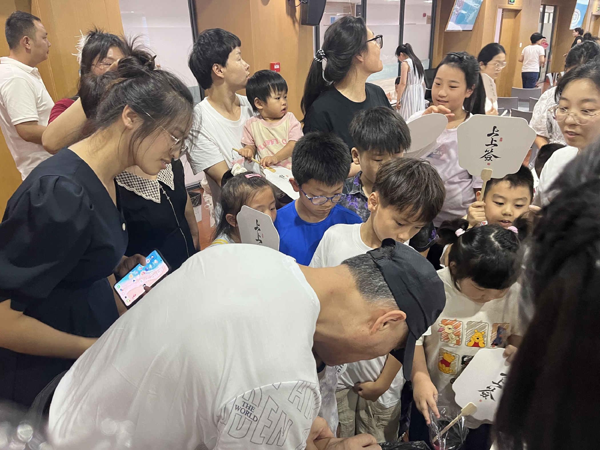 徐州经开区徐庄镇太平村关工委组织辖区儿童参与“七彩的夏日”——非遗漆扇制作体验活动