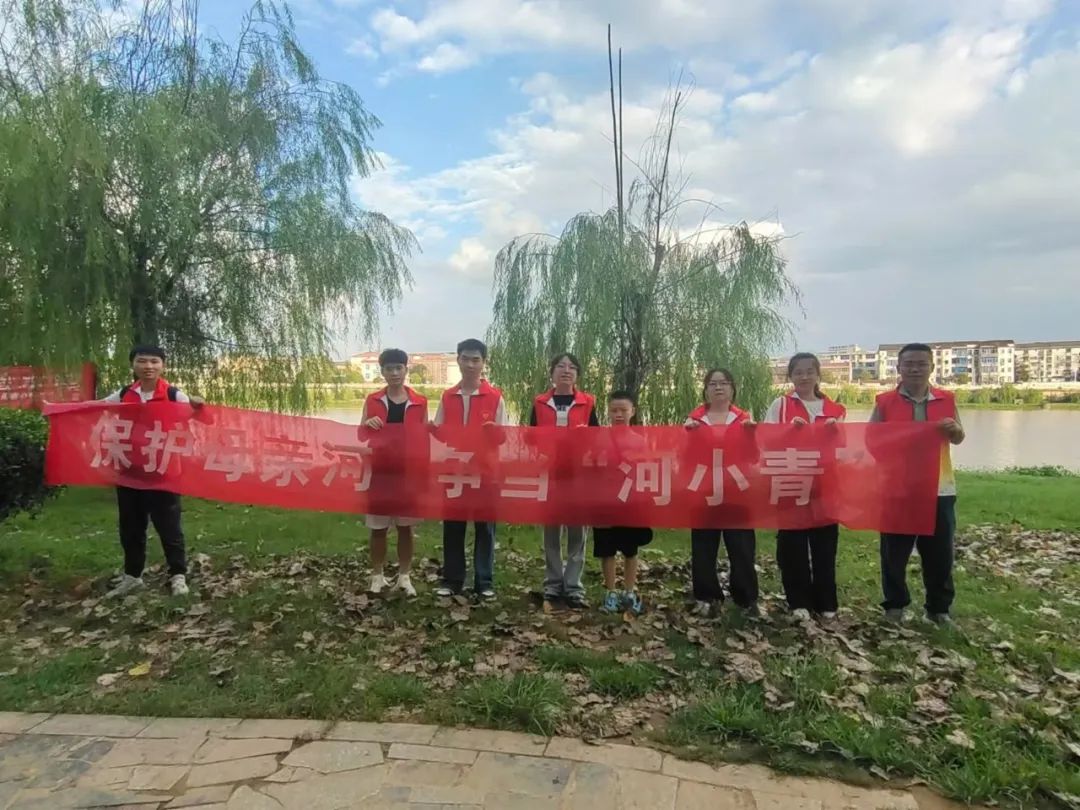 江西抚州崇仁：返乡大学生争当“河小青” 保护母亲河