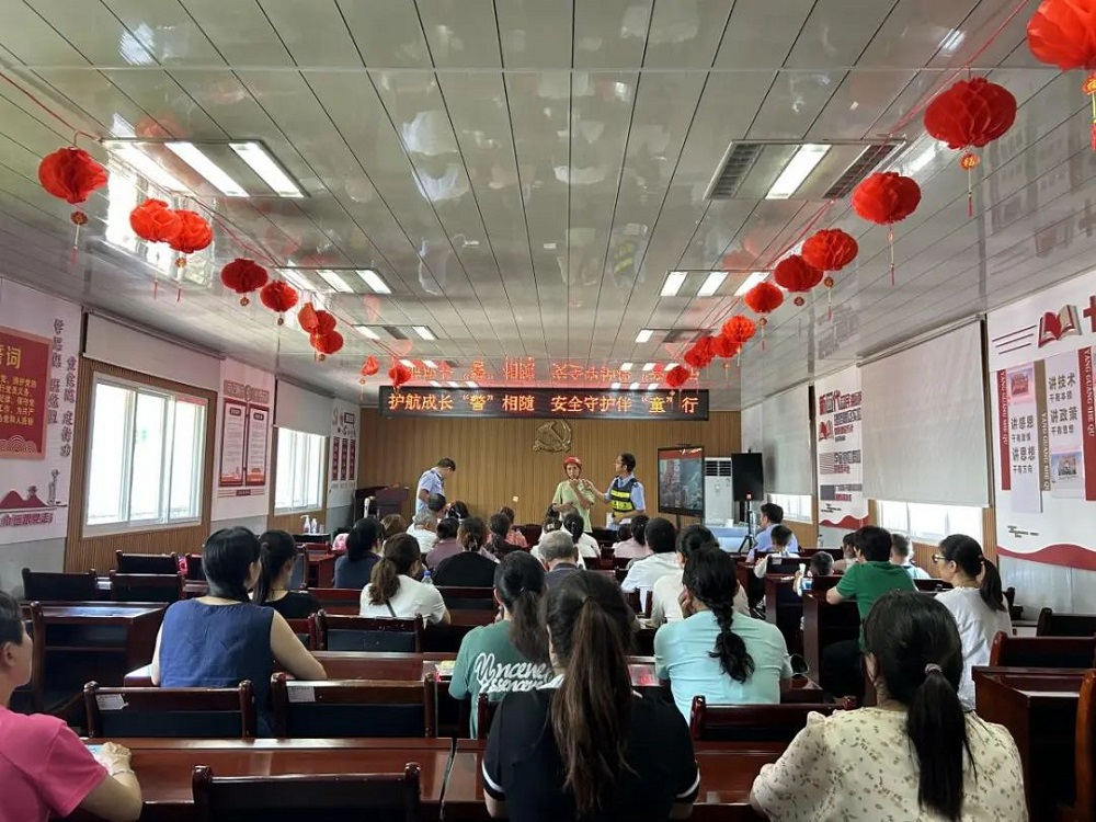贵阳市花溪区阳光街道关工委联合贵阳市公安交通管理局花溪区分局联合开展“护航成长‘警’相随 安全守护伴‘童’行”交通安全主题宣传活动