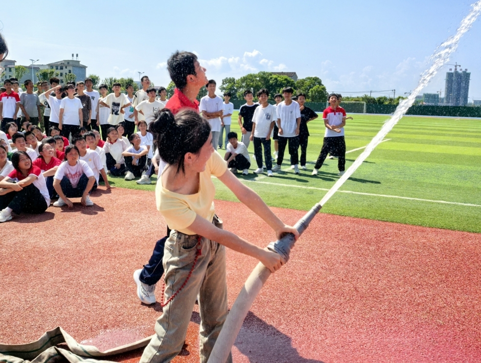 江西抚州崇仁县二中关工委组织高一新生进行消防器材培训及消防逃生演练