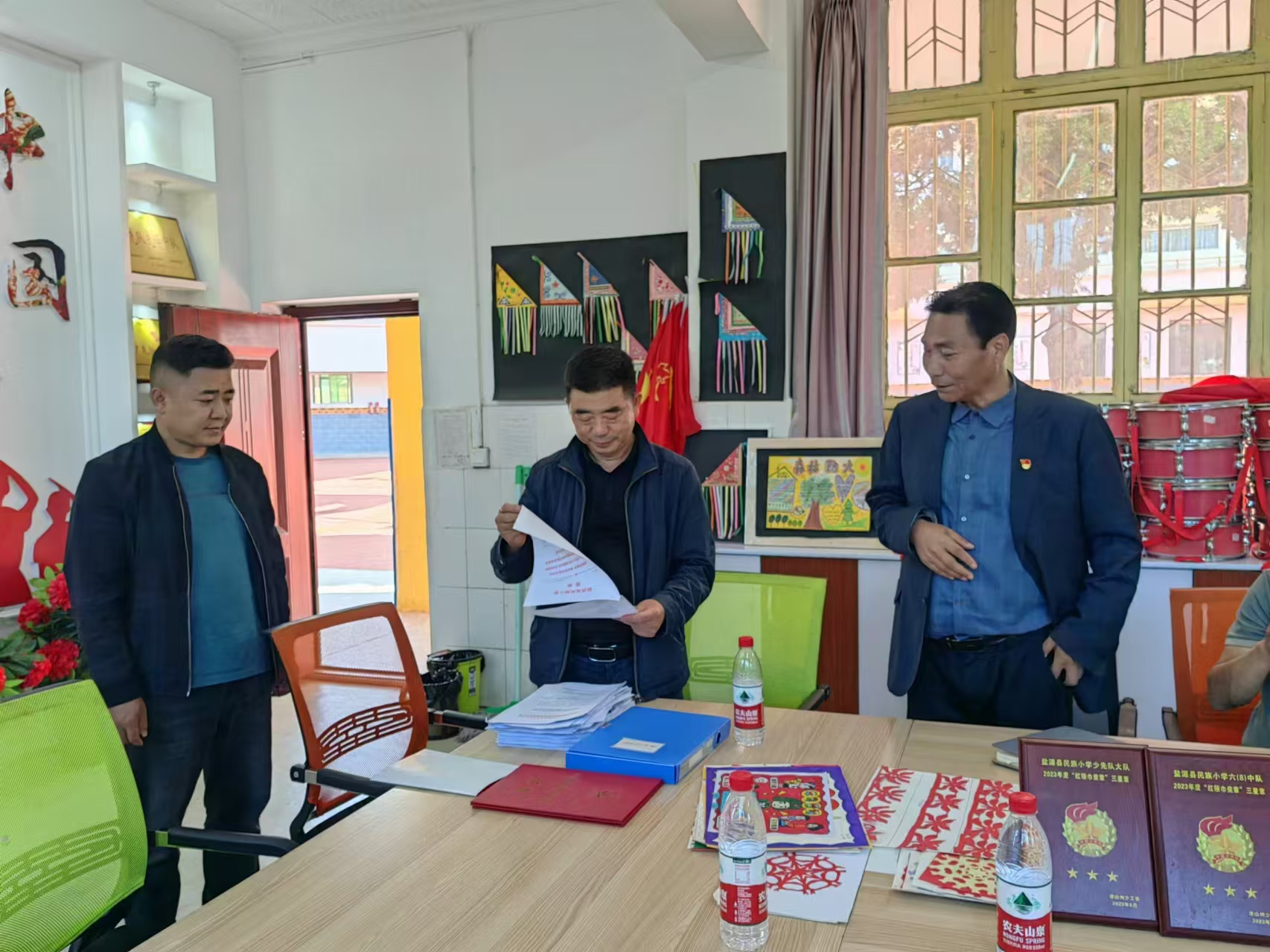 四川省凉山州盐源县关工委到民族小学开展调研防范校园欺凌工作